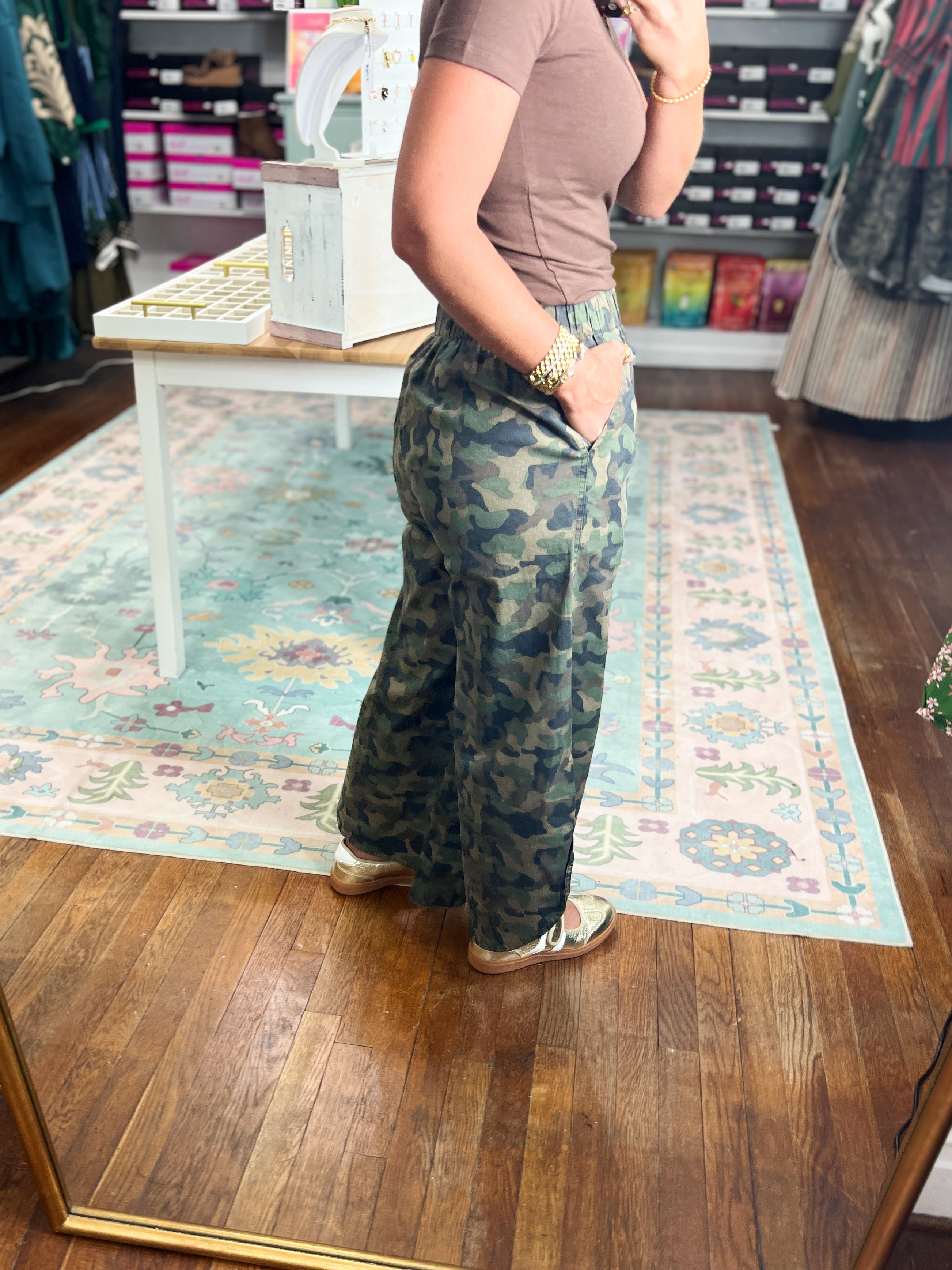 Relaxed-fit camo pants with side view, elastic waistband and roomy straight legs