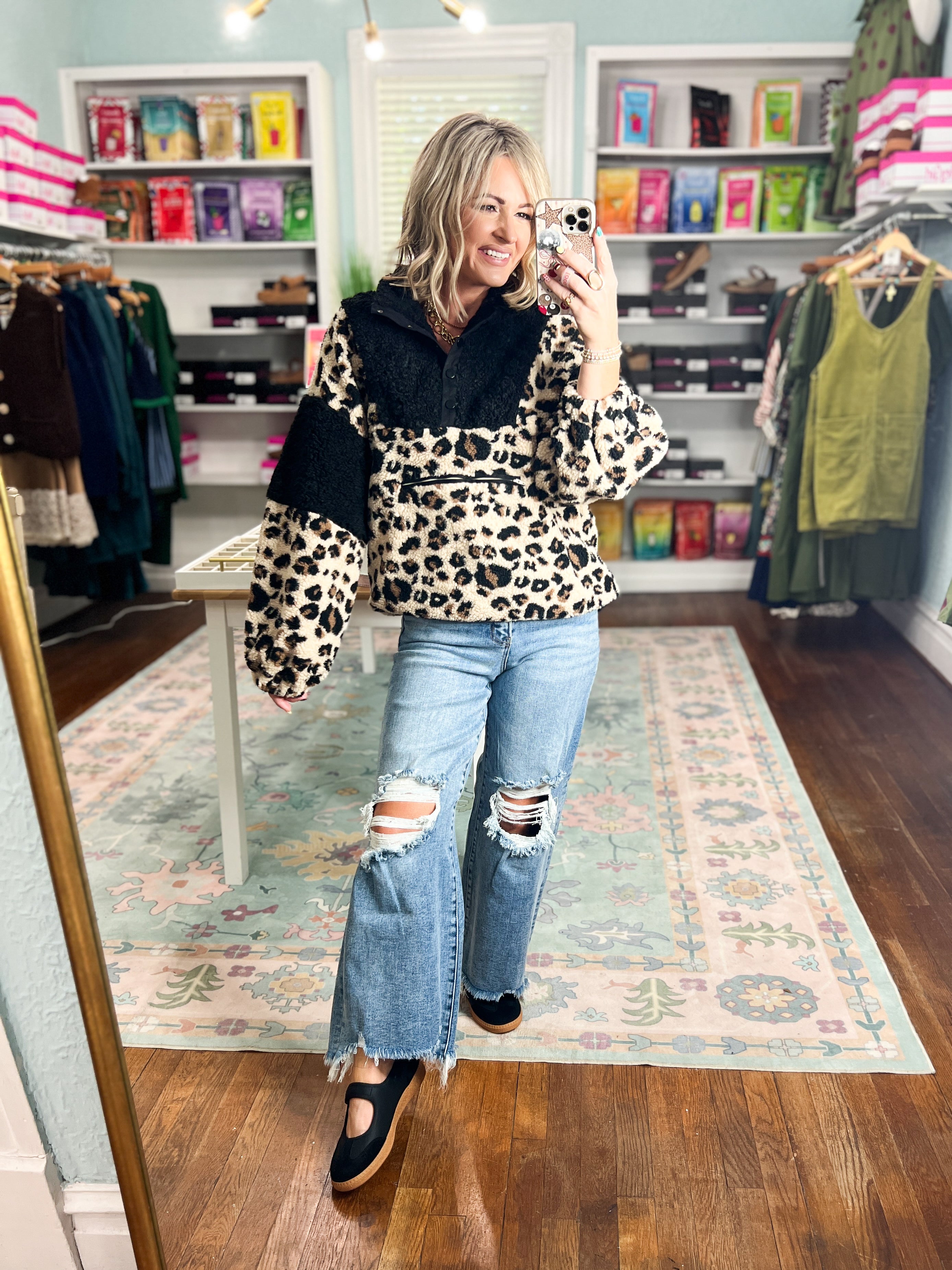 Leopard-print pullover with dark fleece collar, long sleeves and relaxed fit