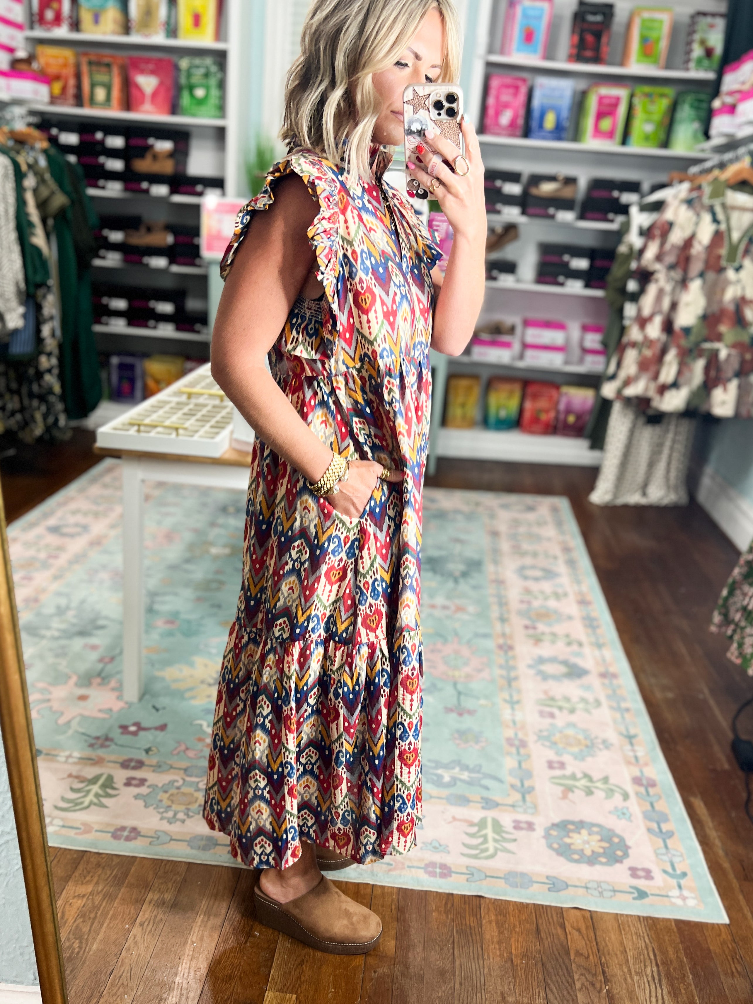 Multicolor tiered midi dress, round neckline, short ruffled sleeves, geometric print