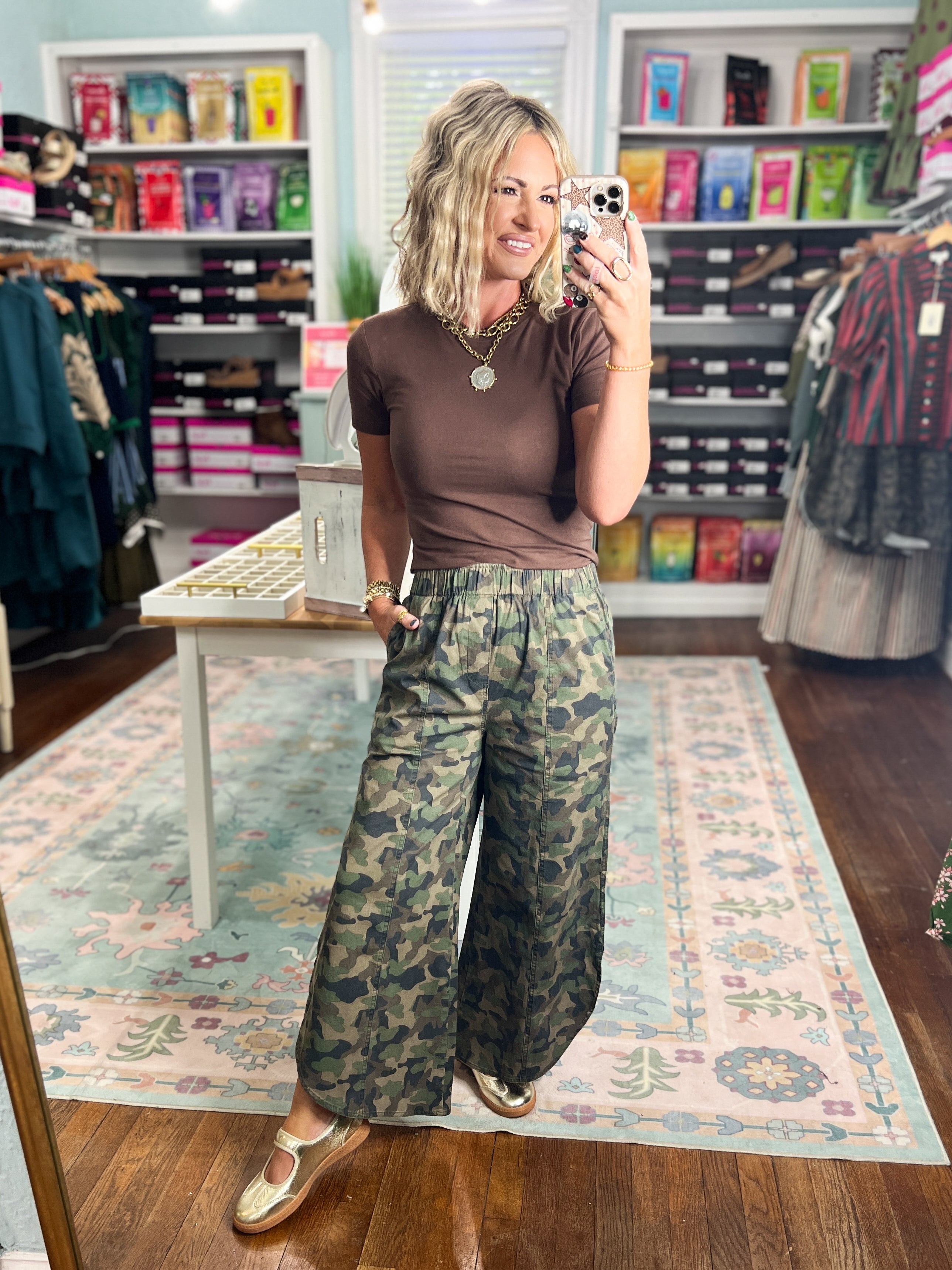 Camo relaxed-fit pants in green with elastic waist, relaxed wide-leg silhouette