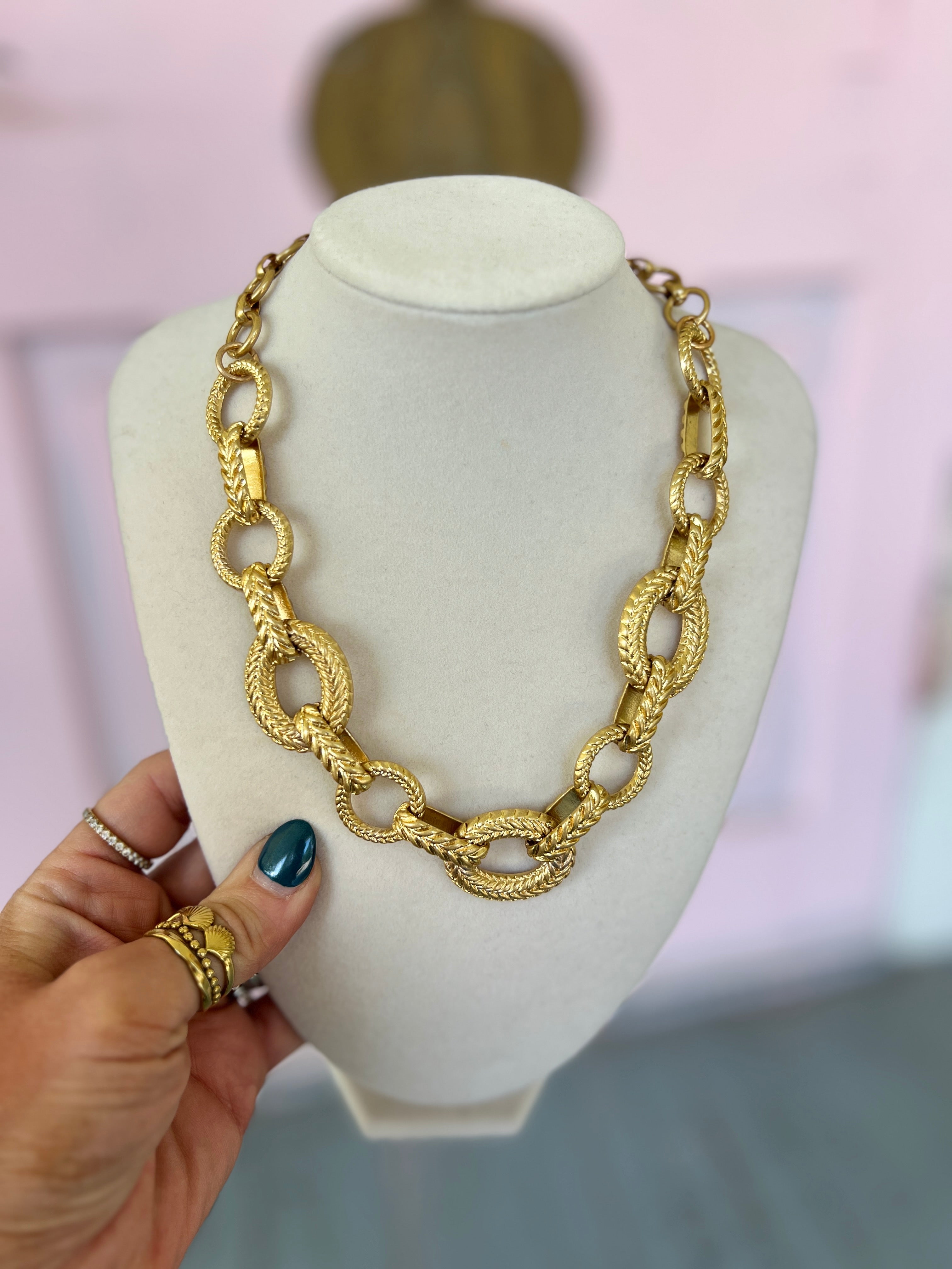 Vintage gold textured oval chain necklace with interlinked oval links