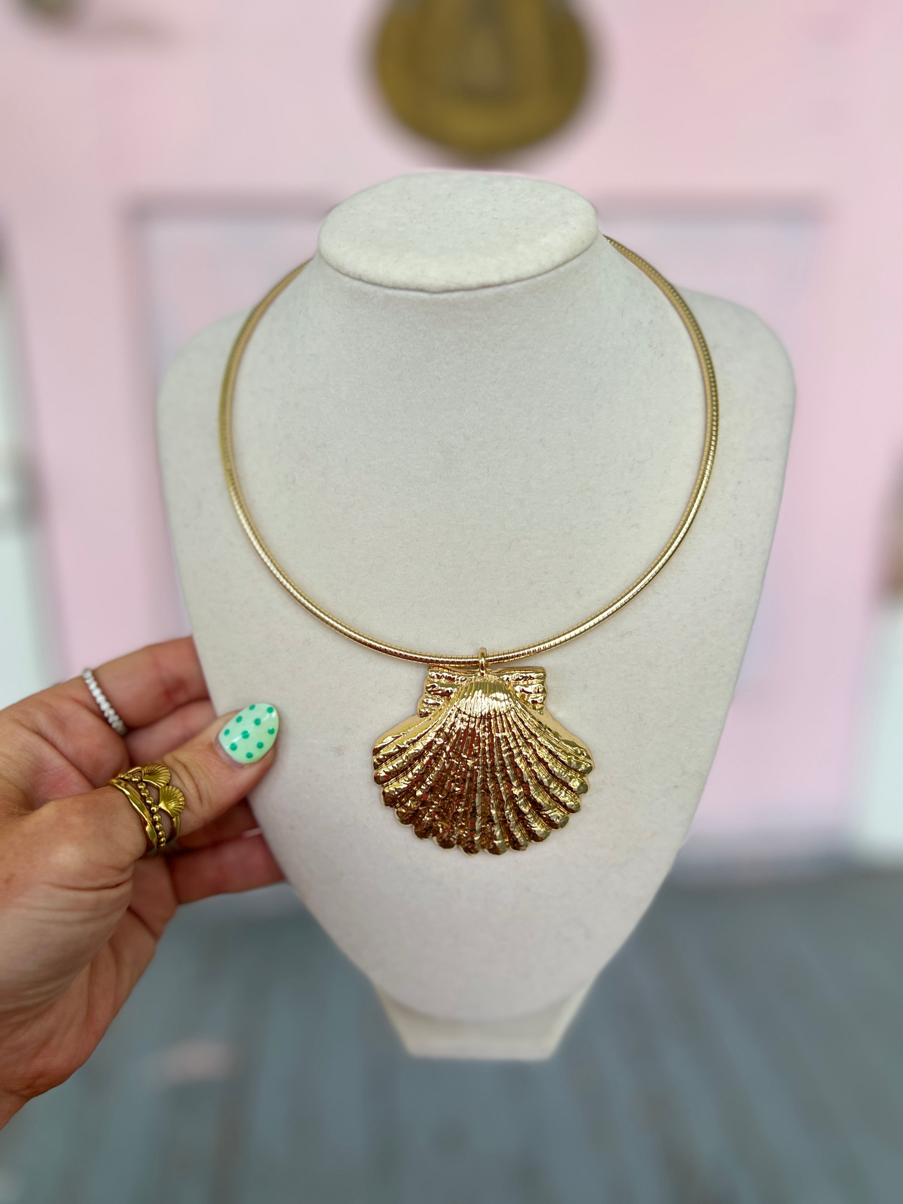 Textured Shell Wire Choker- Gold