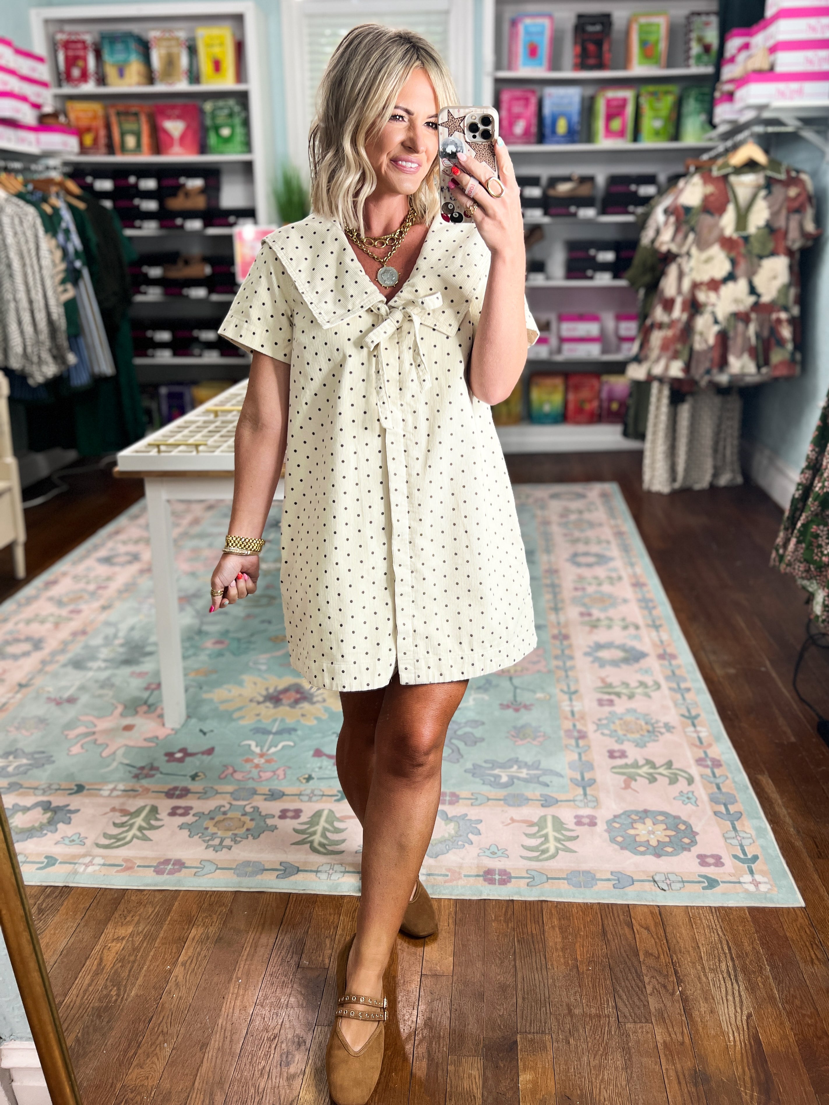 Dotted oatmeal mini dress with V neckline, short puff sleeves and tied waist