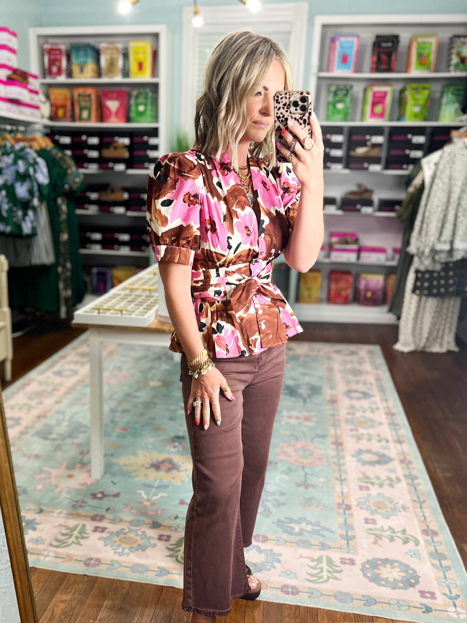 Floral print blouse with short sleeves, button front and bow-tied waist, brown pink